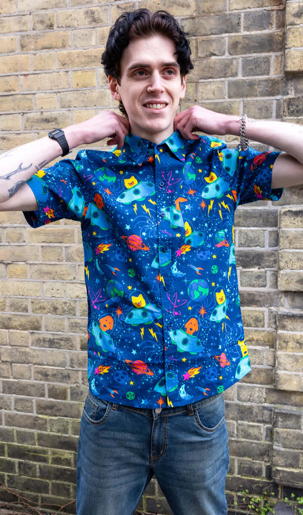 Space print shirt with dogs in ufo's 